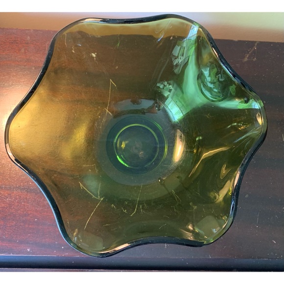Vintage : green avocado glass bowl w crimped edge - Picture 4 of 10